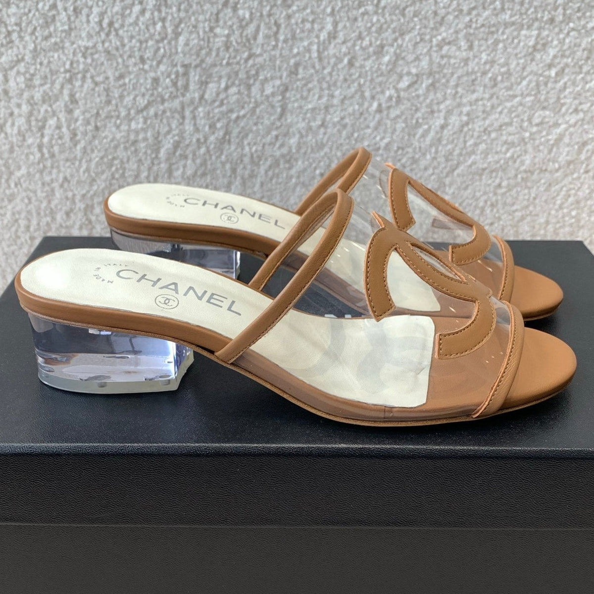 SLIDE SANDALS IN CINNAMON BROWN LAMBSKIN WITH TRANSPARENT PVC