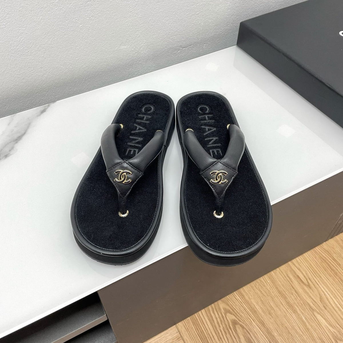 THONG SLIPPERS IN BLACK LAMBSKIN