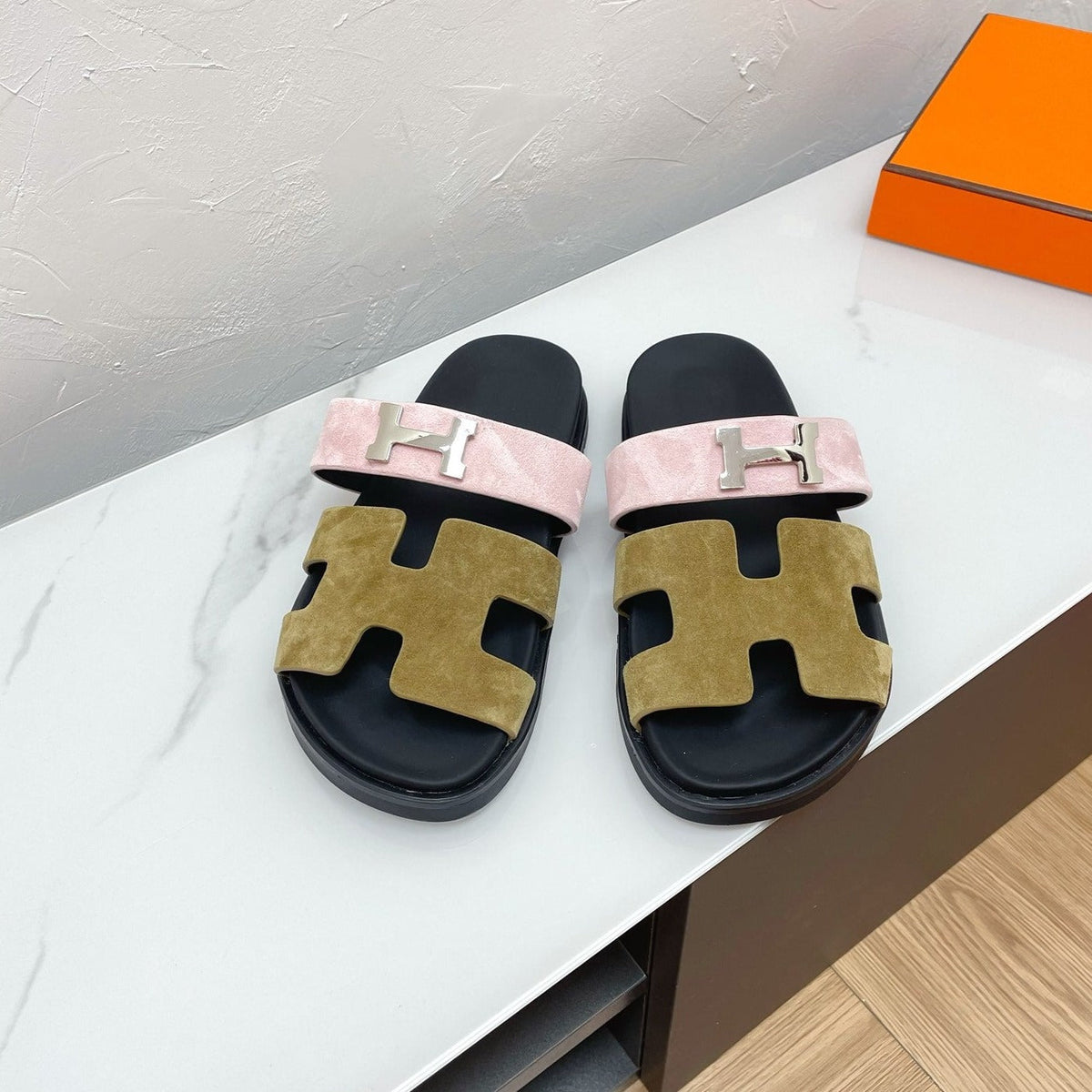 CHYPRE SANDAL ARMY GREEN MIX PASTEL PINK SUEDE WITH H BUCKLE