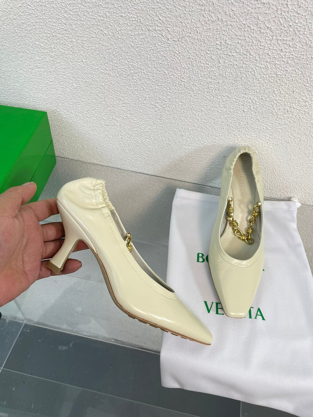 SHARP CHAIN PUMP 6 CM IN BONE WHITE CALFSKIN