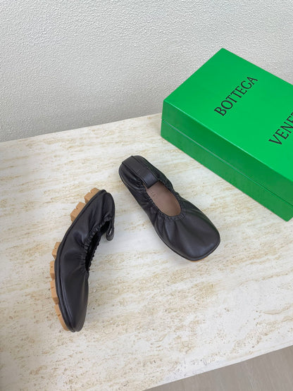 ELASTIC BALLERINA FLATS IN CHOCOLATE BROWN LAMBSKIN