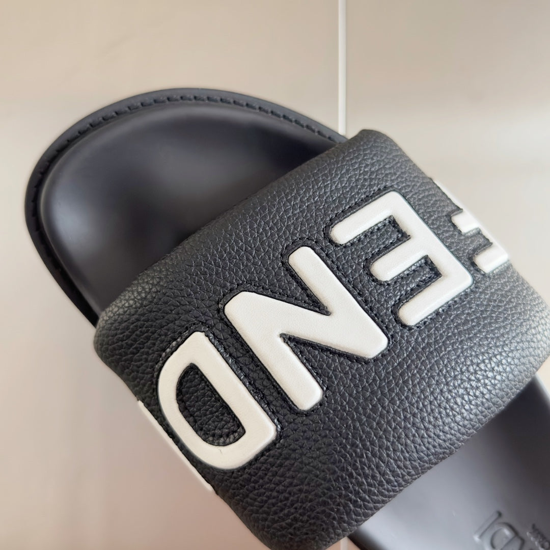 FENDI ROMA SLIDE IN BLACK GRAINED CALFSKIN WITH WHITE LOGO