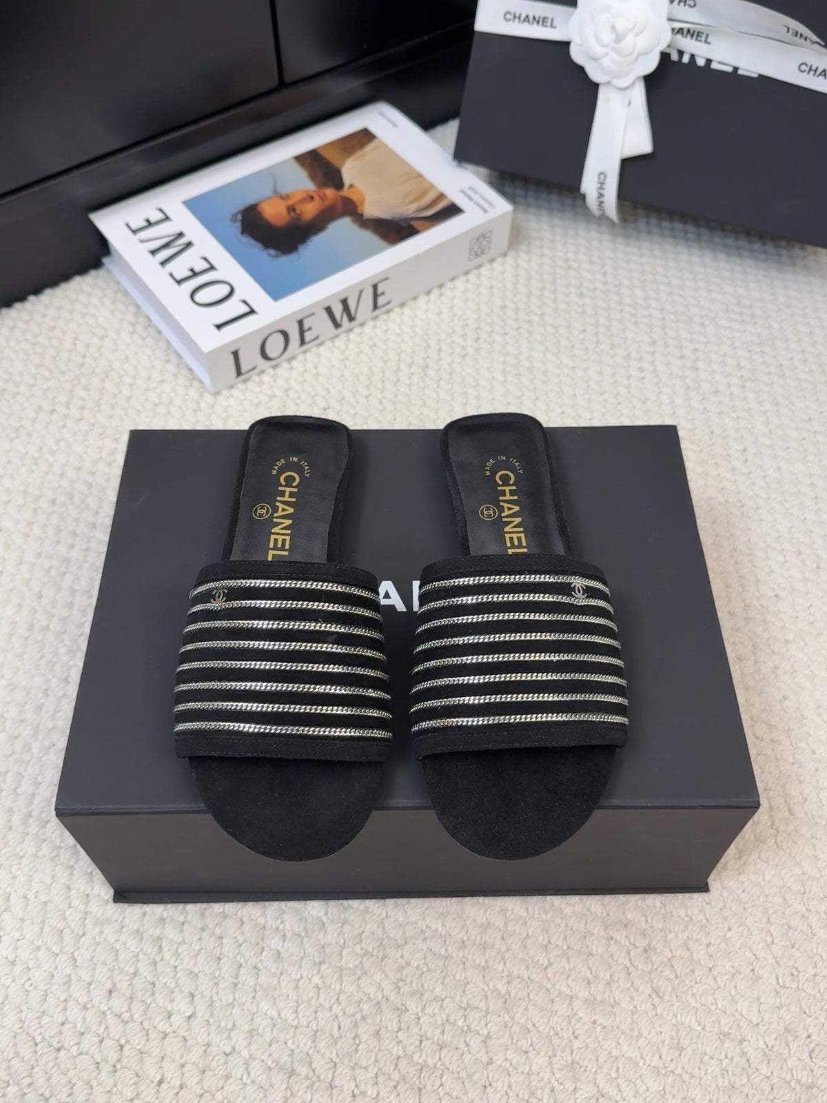 FLAT SLIDE IN BLACK SUEDE WITH SILVER CHAIN