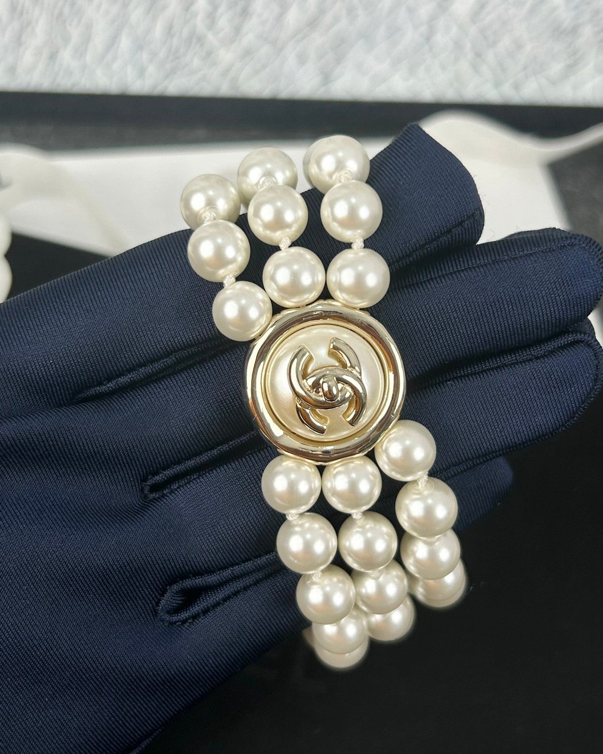 CC ROUND BUTTON RESIN BRACELET WITH THREE LAYERS OF PEARLS