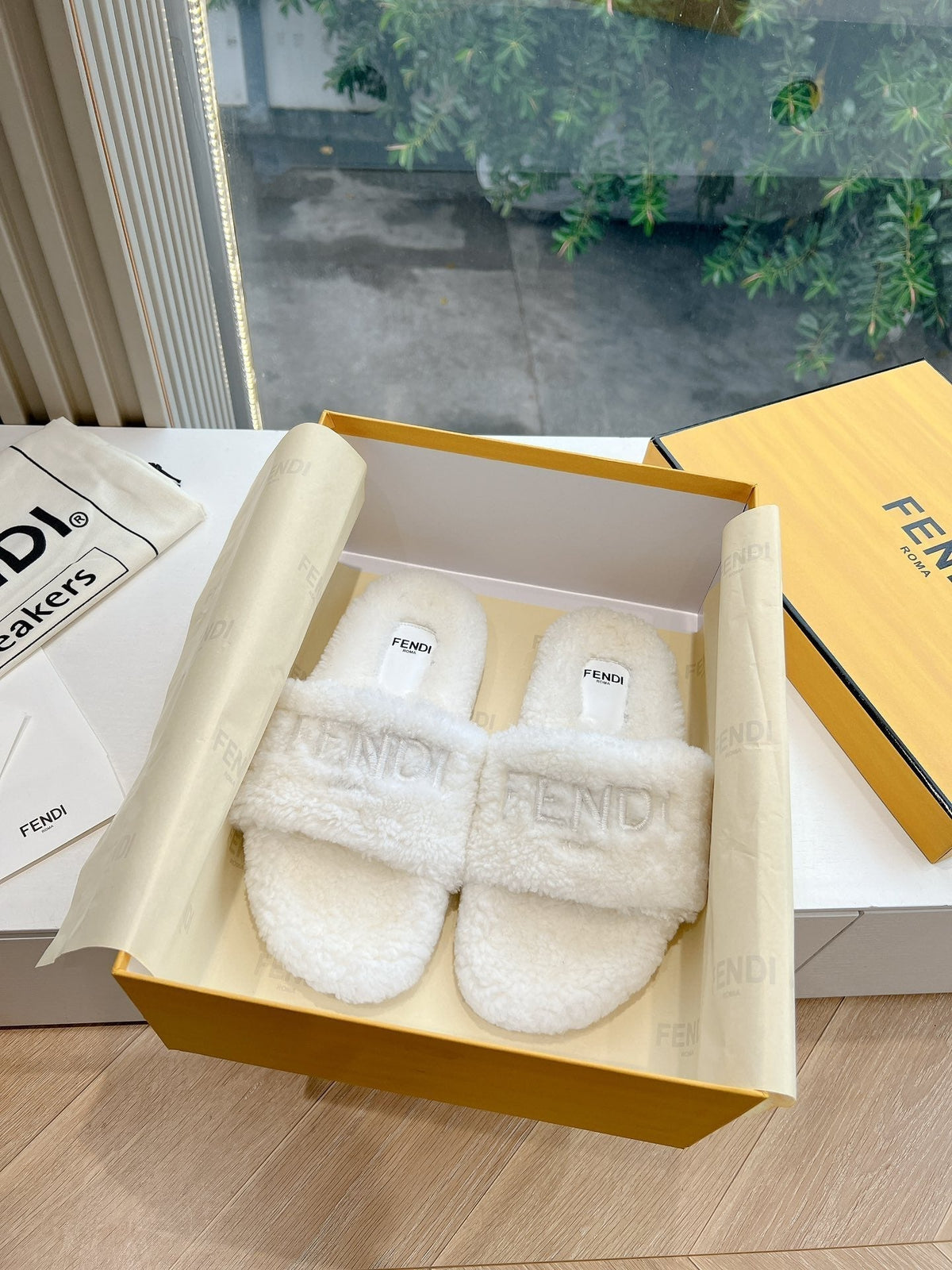 FLAT SLIDE IN WHITE FLEECE