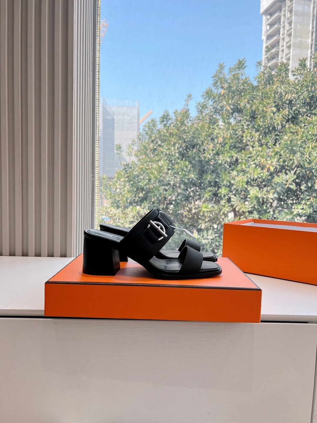 KUTE 60 SANDAL IN BLACK CALFSKIN