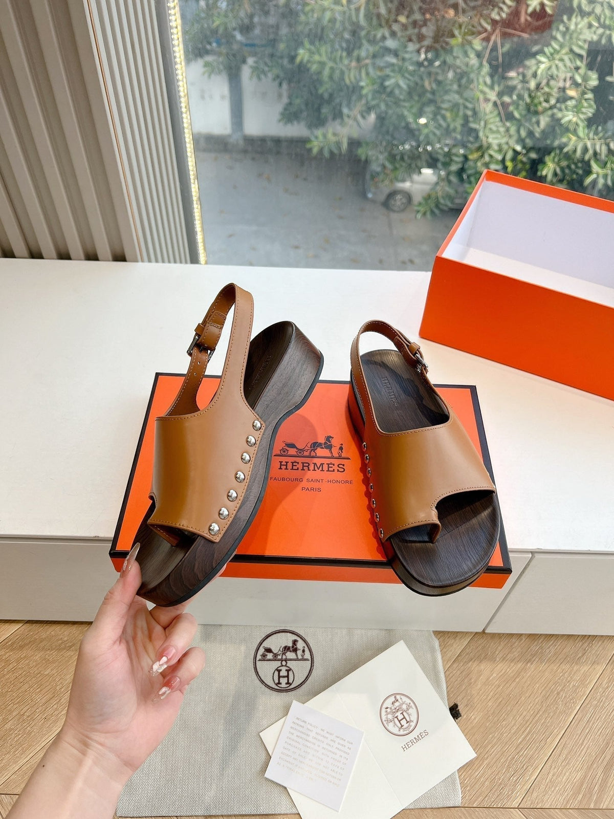 FLAT SANDAL IN BRONZE BROWN CALFSKIN