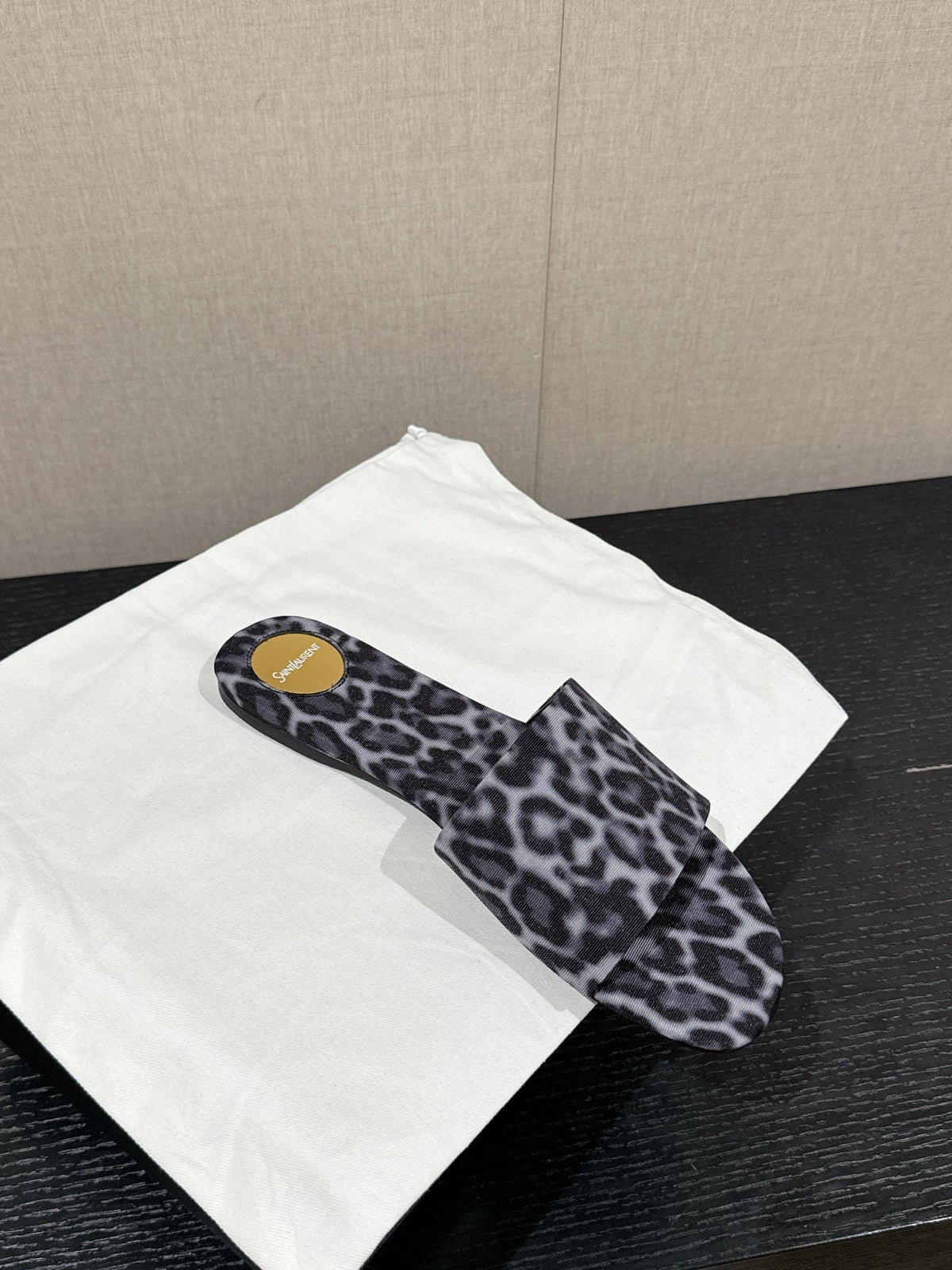SL CARLYLE LEOPARD SLIPPERS BLACK-WHITE CANVAS