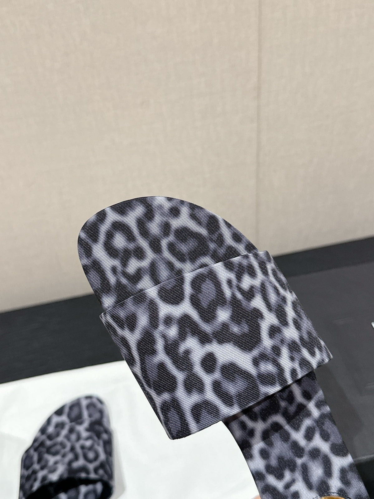 SL CARLYLE LEOPARD SLIPPERS BLACK-WHITE CANVAS