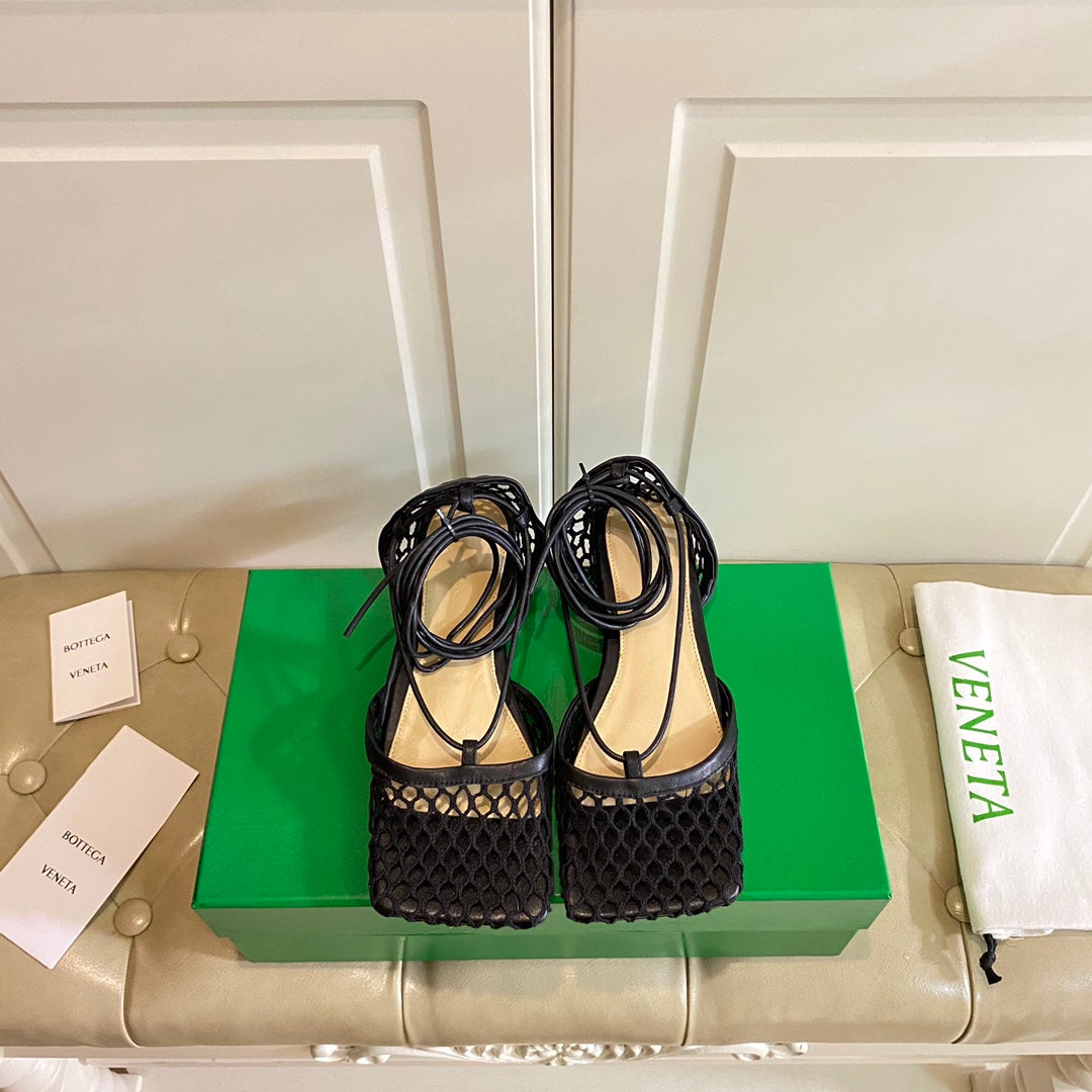 STRETCH LACE-UP FLAT SANDAL IN BLACK METALLIZED MESH AND LEATHER