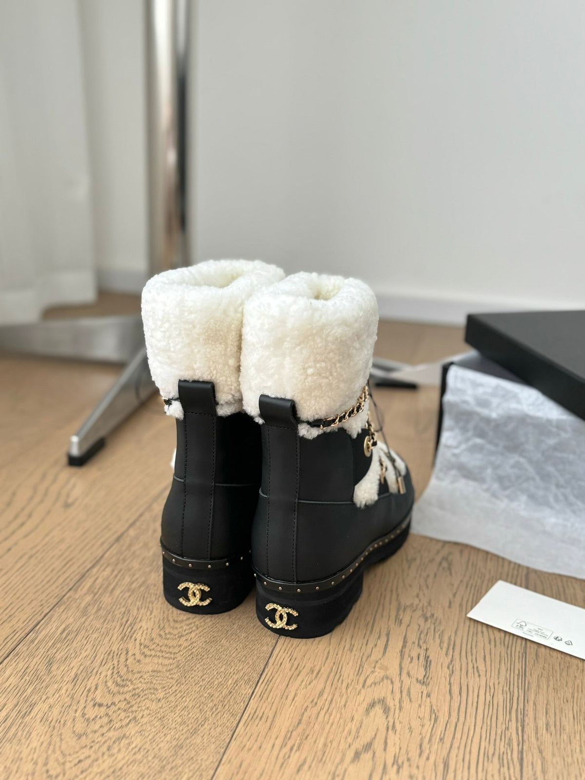 CC CHUNKY SKATEBOARDING BOOTS IN WHITE SMOOTH FLEECE MIX BLACK CALFSKIN