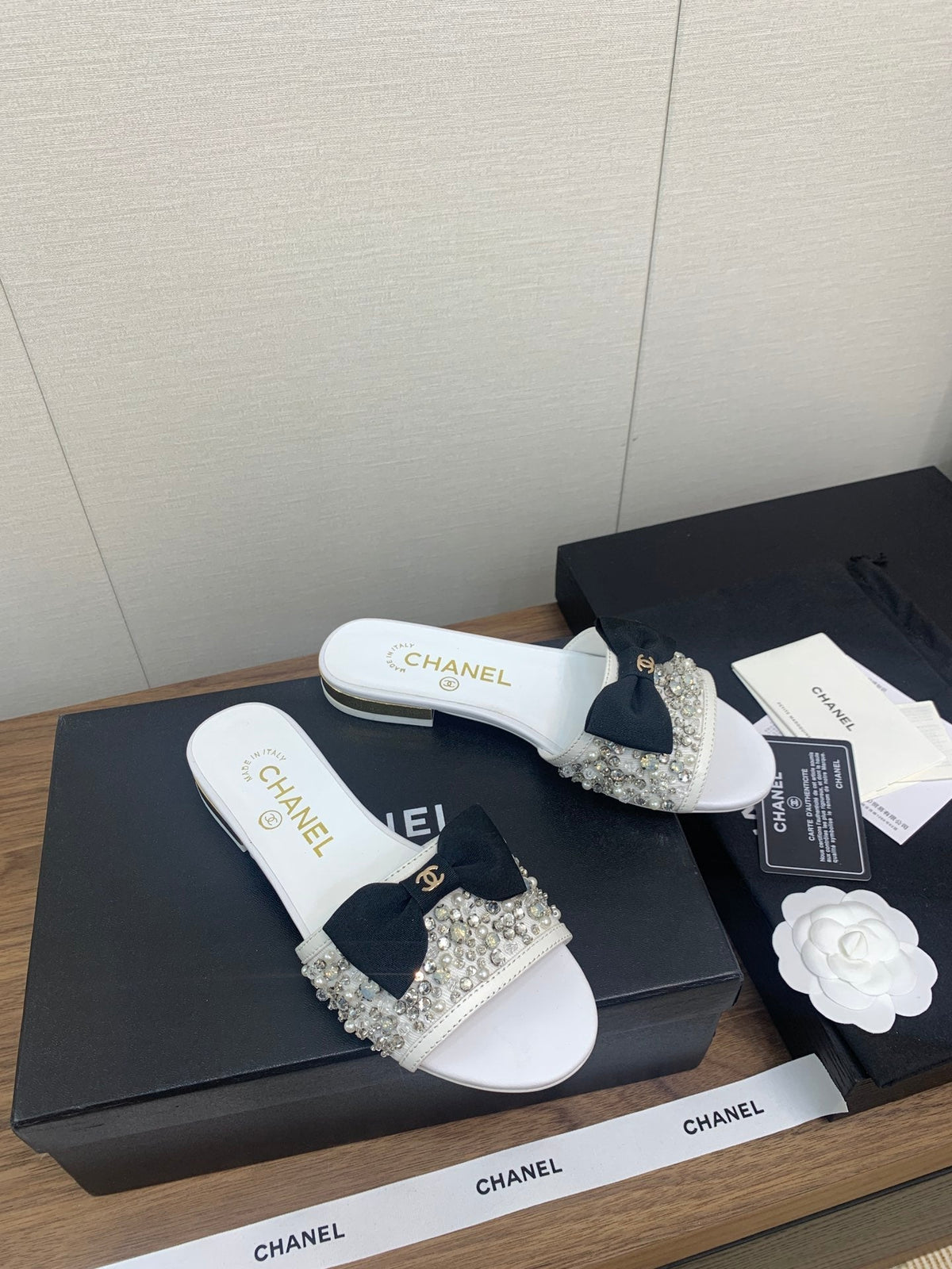 BOW SLIPPERS IN WHITE LAMBSKIN WITH RHINESTONES