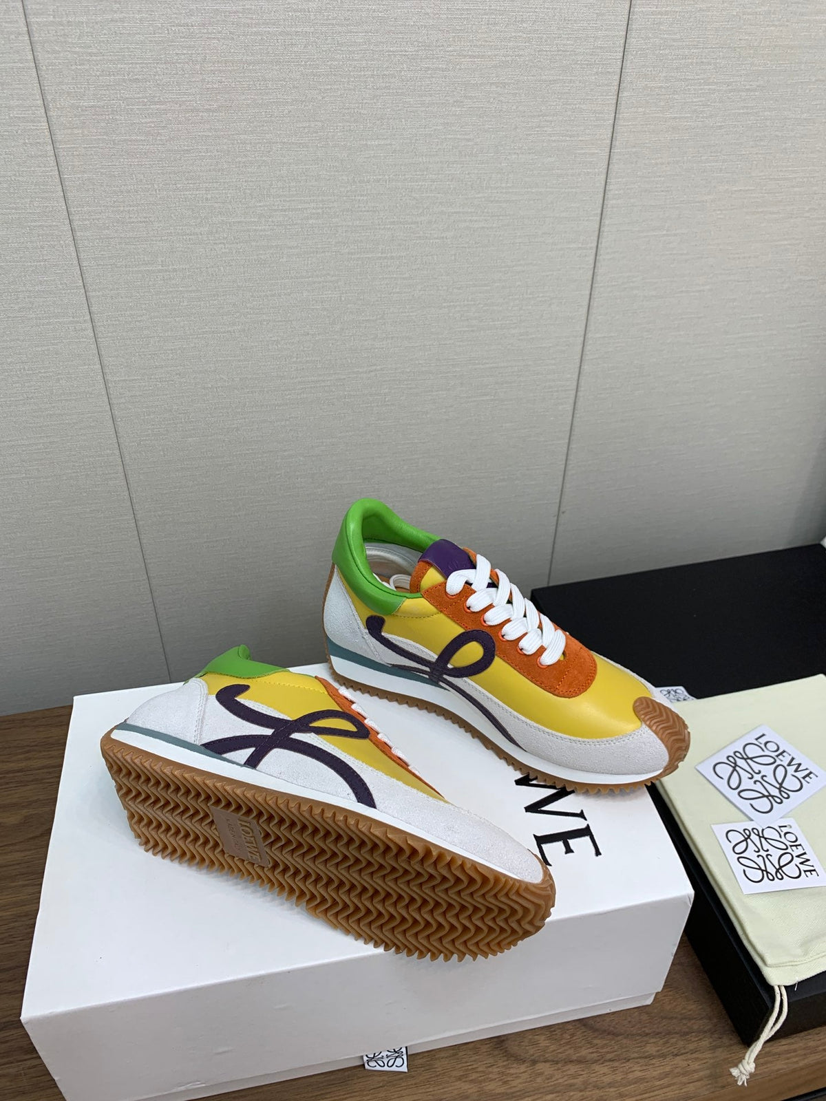 LW FLOW RUNNER SNEAKER LEMON-BRICK SUEDE