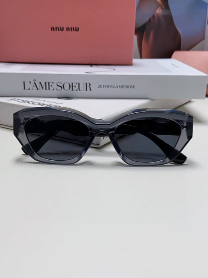 LOGO CAT EYE SUNGLASSES 513006 IN BLACK AND GREY CLEAR ACETATE WAVY FRAME