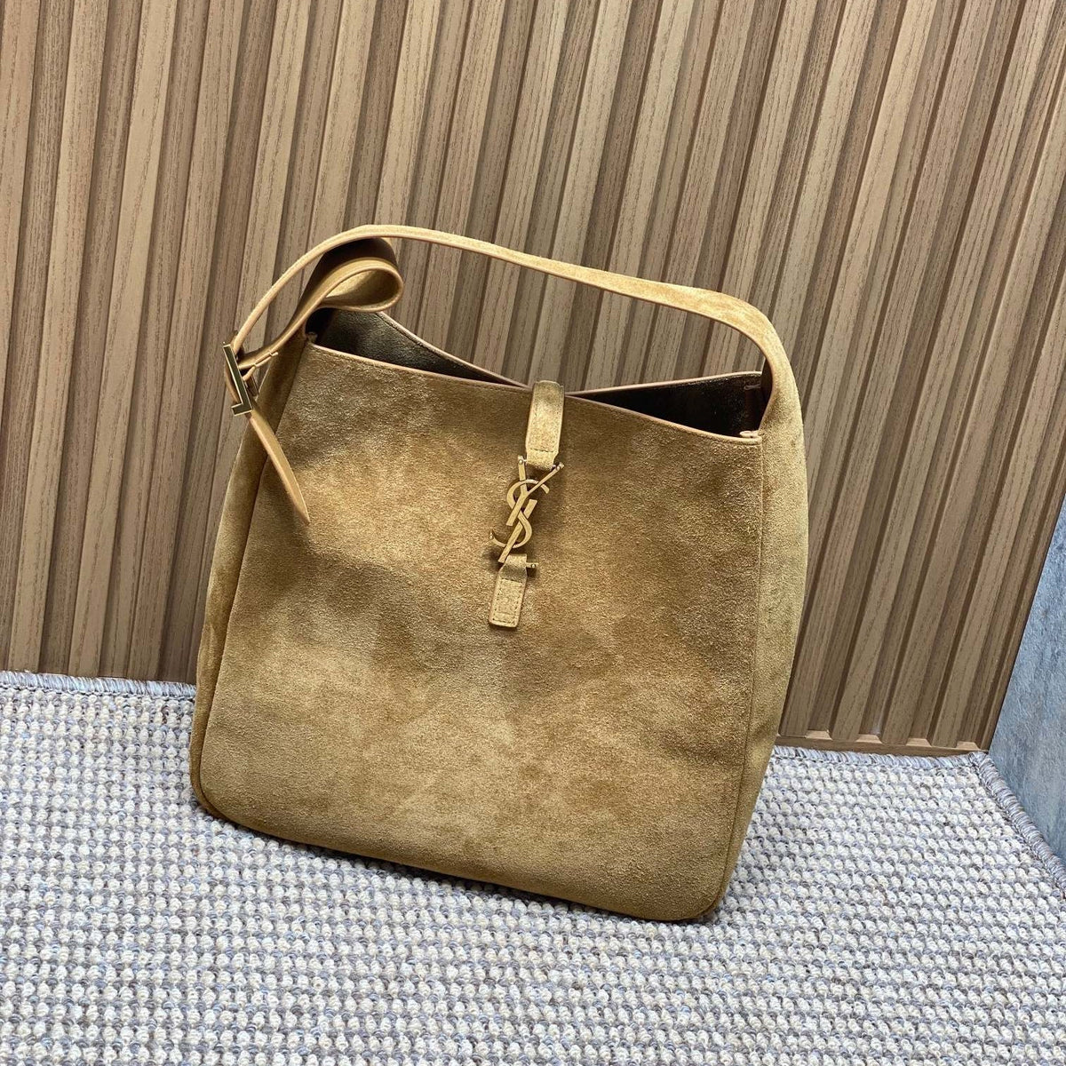 LE 5 À 7 SUPPLE BAG 31 IN PEANUT BROWN SUEDE
