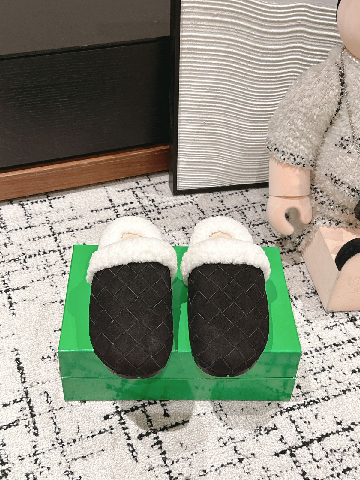 REGGIE SLIPPER IN BLACK SUEDE AND SHEARLING LINING