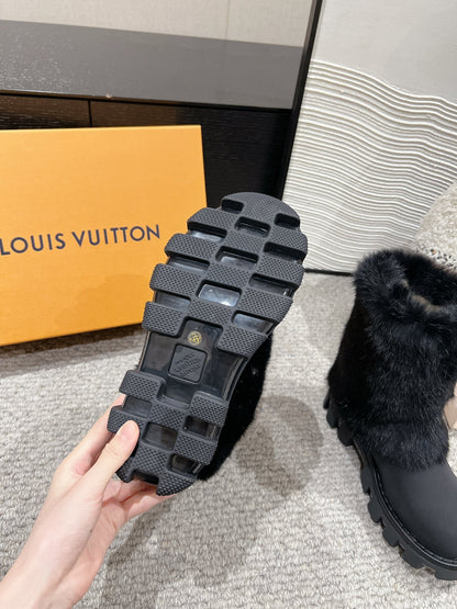 ANKLE BOOTS IN BLACK CALFSKIN WITH MINK FUR