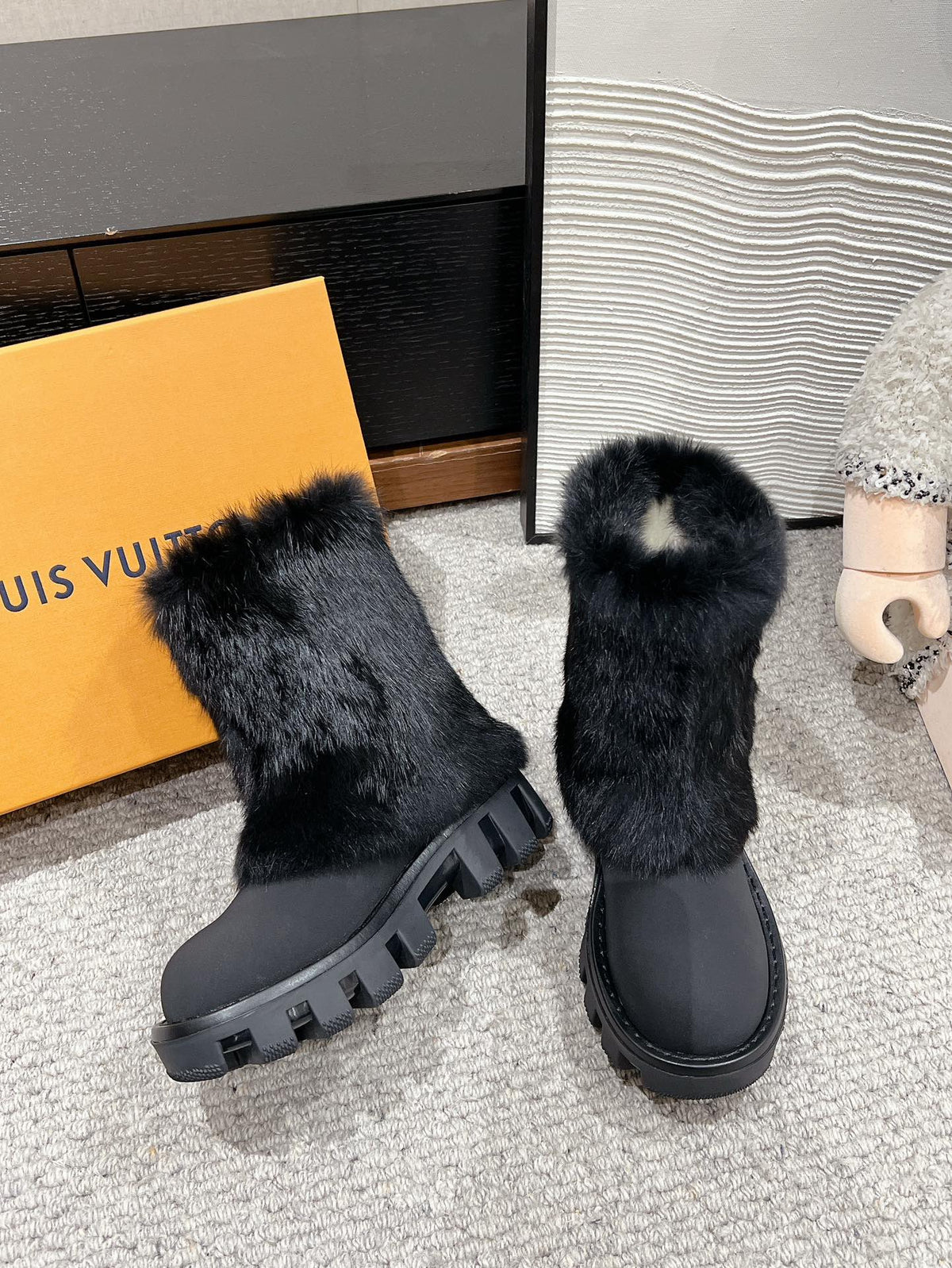 ANKLE BOOTS IN BLACK CALFSKIN WITH MINK FUR