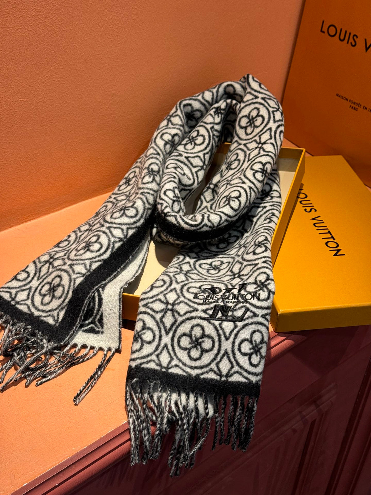 FLOWER MONOGRAM SCARF 180 CM IN BLACK MIX WHITE CASHMERE 388305