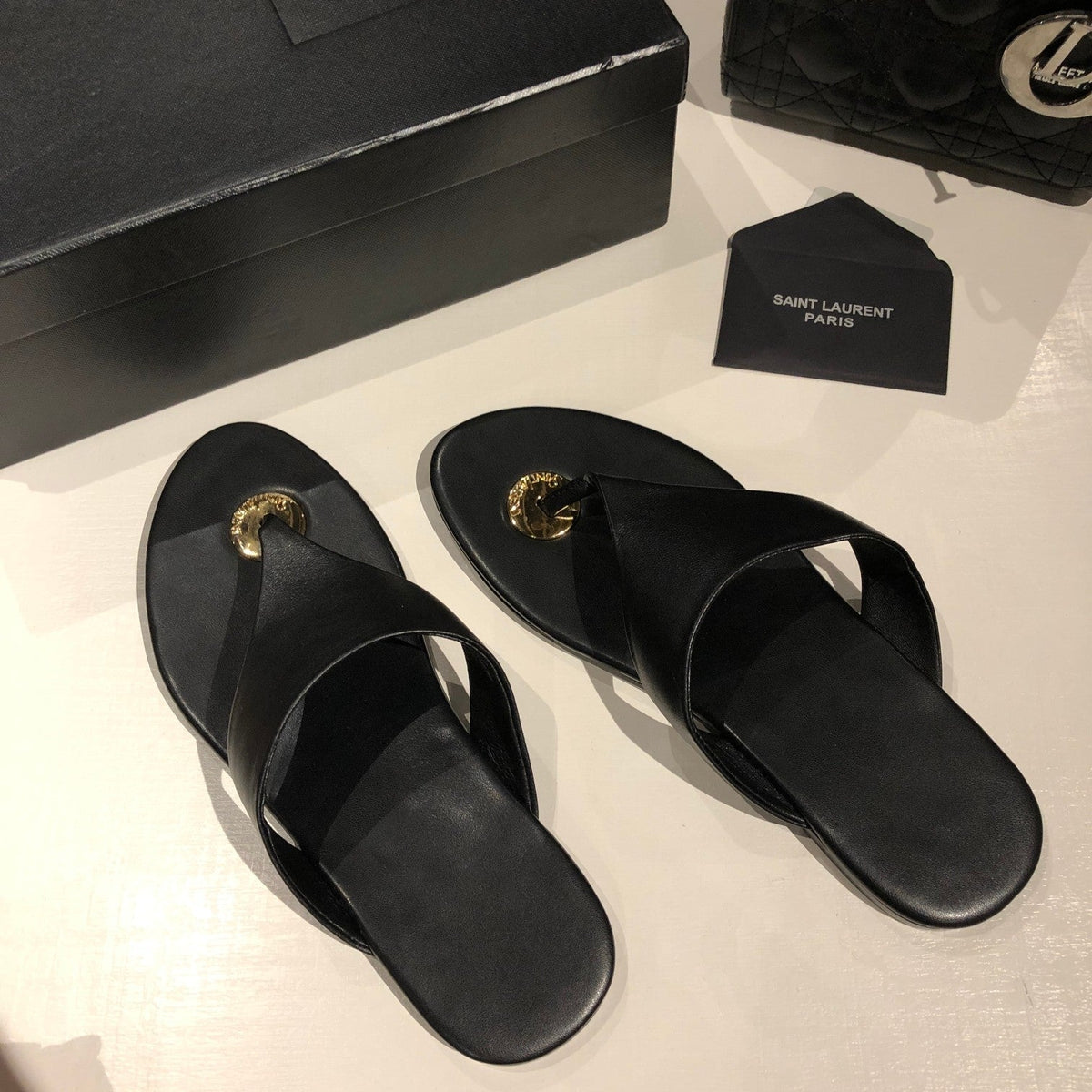 FLAT THONG IN BLACK CALFSKIN
