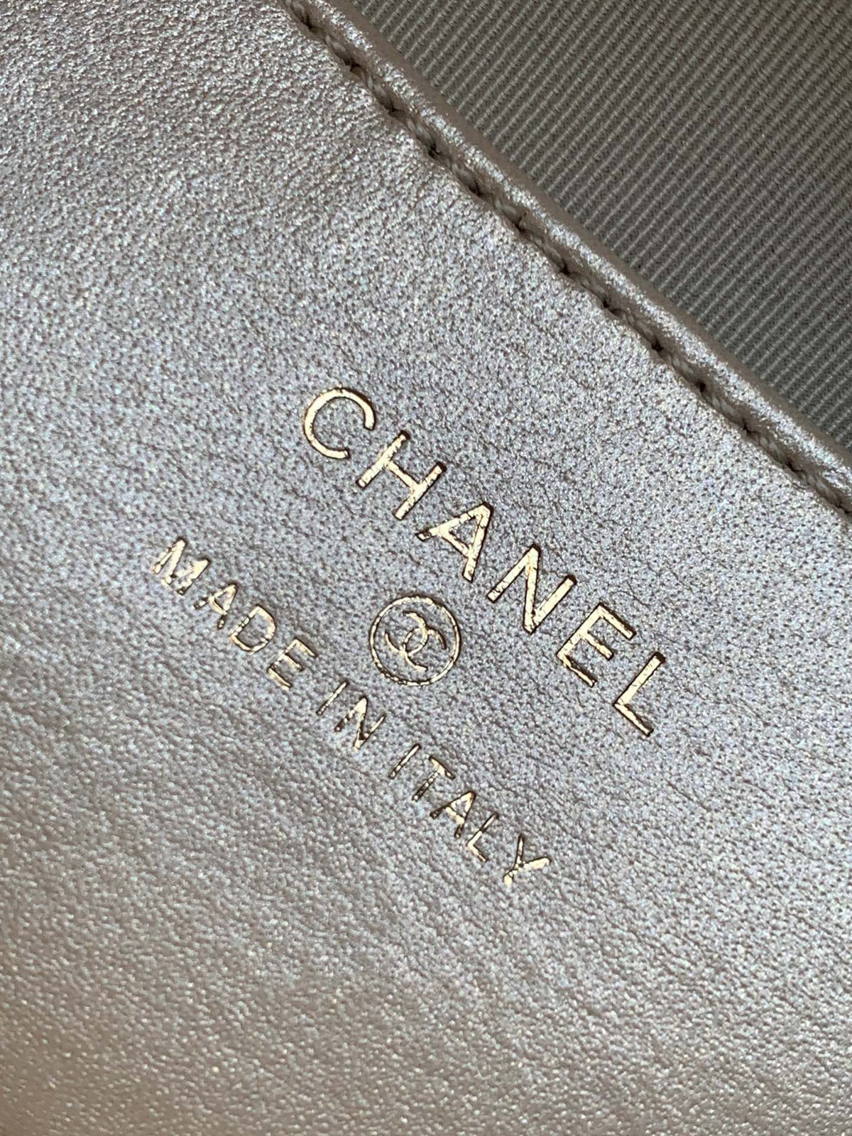 CC 16 MINI POUCH IN DARK RED WINE GRAINED CALFSKIN AND GOLD METAL