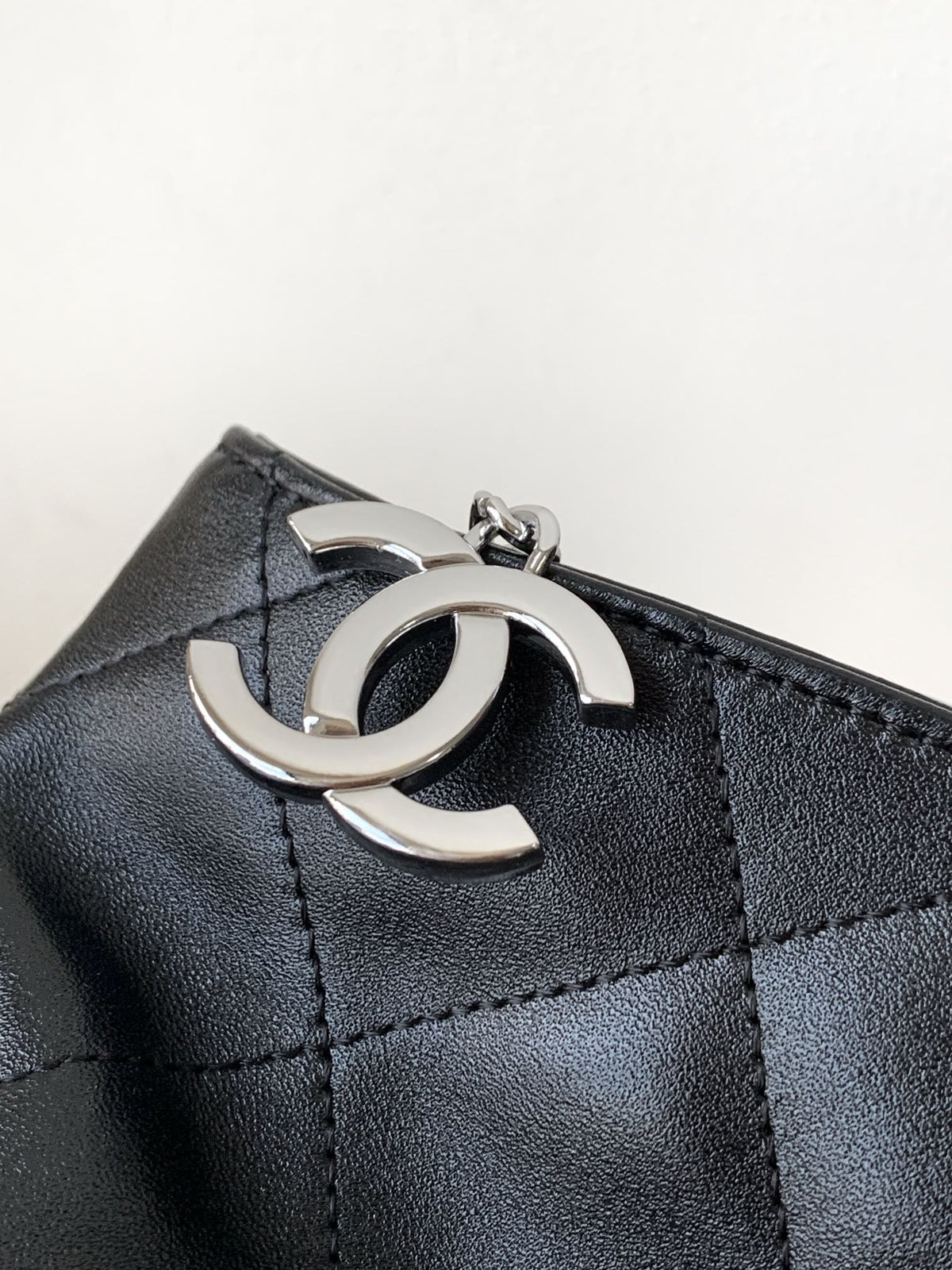 SHOULDER BAG 30 IN BLACK SOFT LAMBSKIN EMBOSSED LOGO SILVER HARDWARE