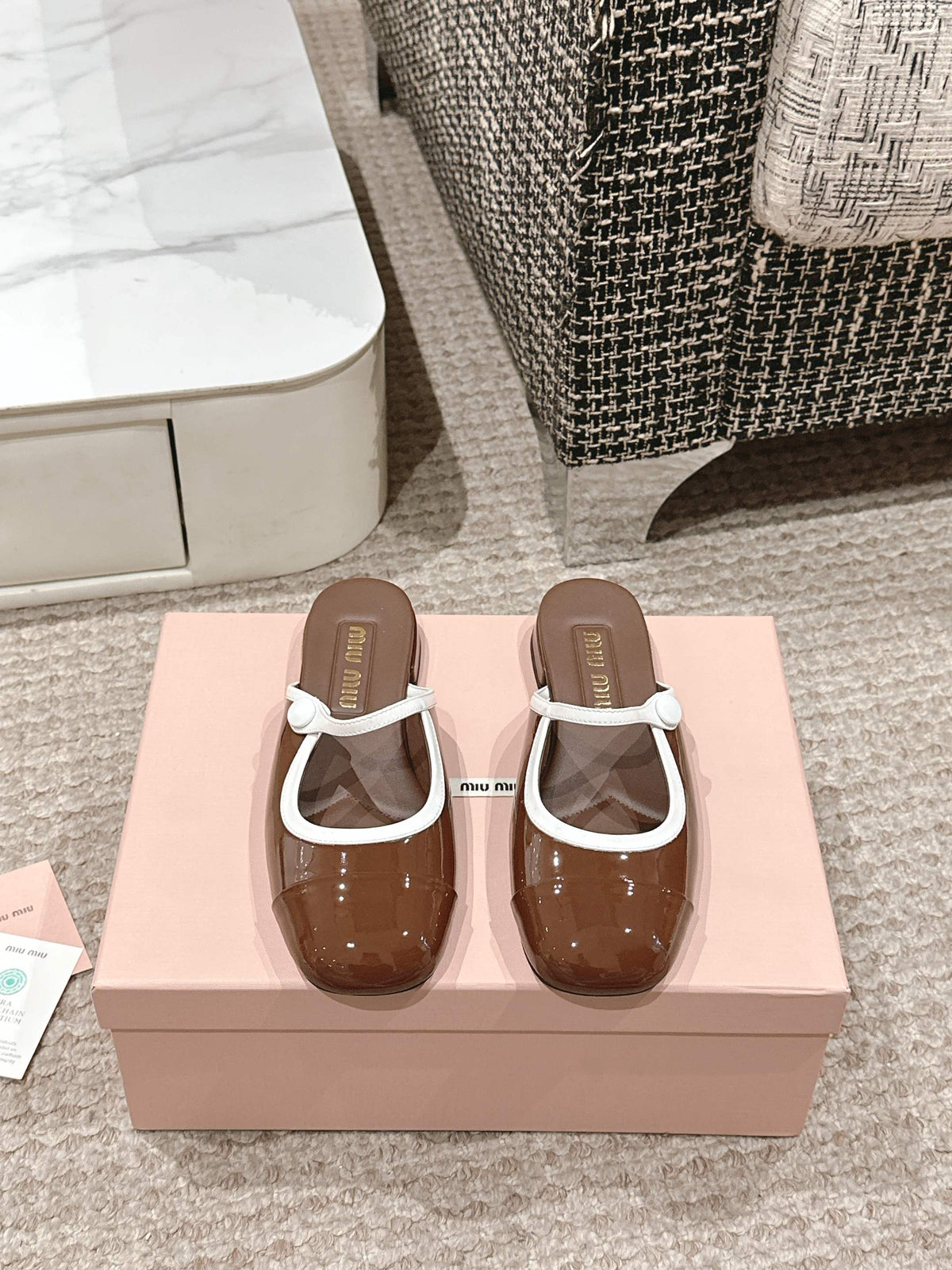 FLAT MULE IN CHOCOLATE BROWN PATENT CALFSKIN