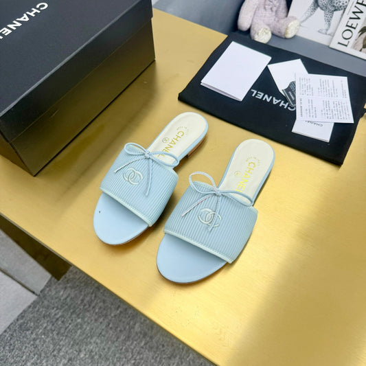 BOW SLIPPERS IN LIGHT BLUE LAMBSKIN