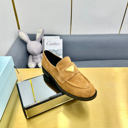 LOAFERS ATTACHED TRIANGLE LOGO IN PEANUT BROWN SUEDE