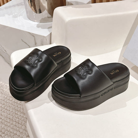 BLOCK SLIDE WITH TRIOMPHE IN BLACK SMOOTH LAMBSKIN