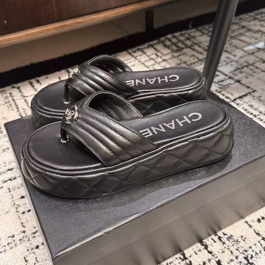 THICK-SOLED THONG SLIPPERS IN BLACK CALFSKIN
