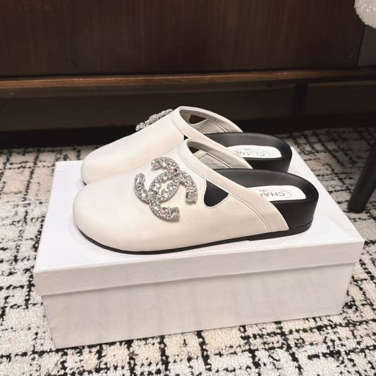 FLAT MULES IN WHITE CALFSKIN