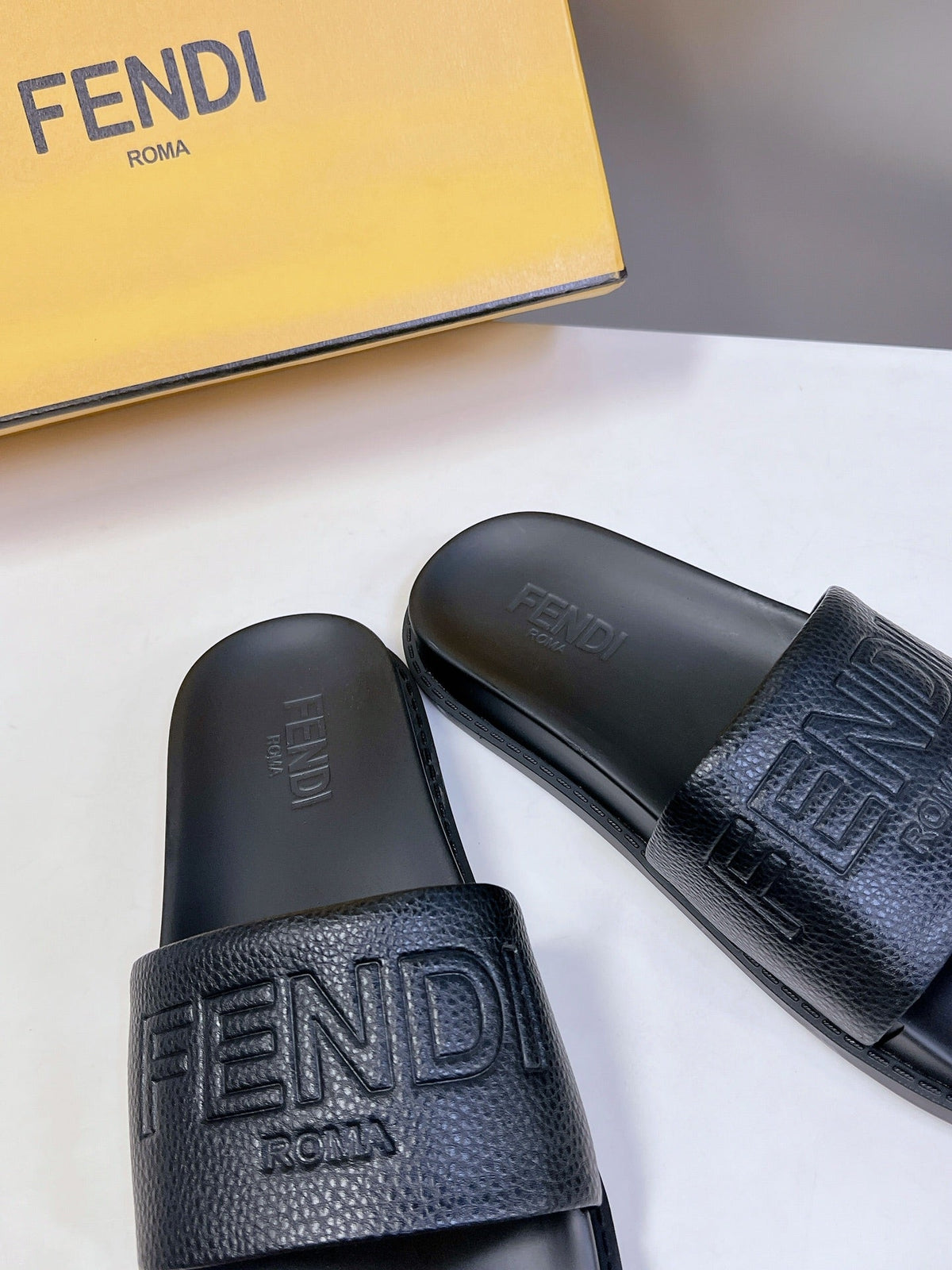 FENDI ROMA SLIDES IN BLACK LAMBSKIN LEATHER
