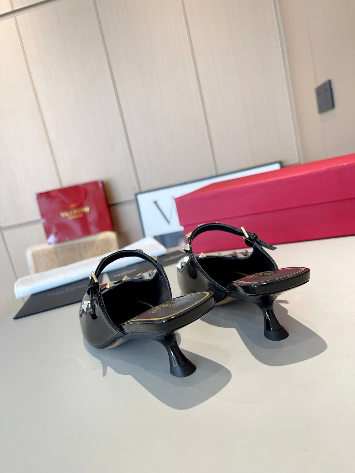 ROCKSTUD CAGED MULES 5 CM IN BLACK CALFSKIN