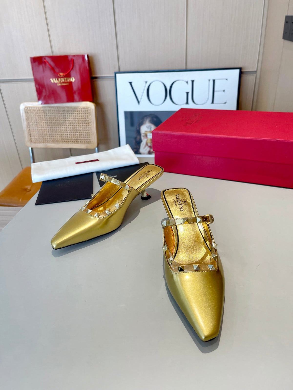 ROCKSTUD CAGED MULES 5 CM IN GOLD CALFSKIN