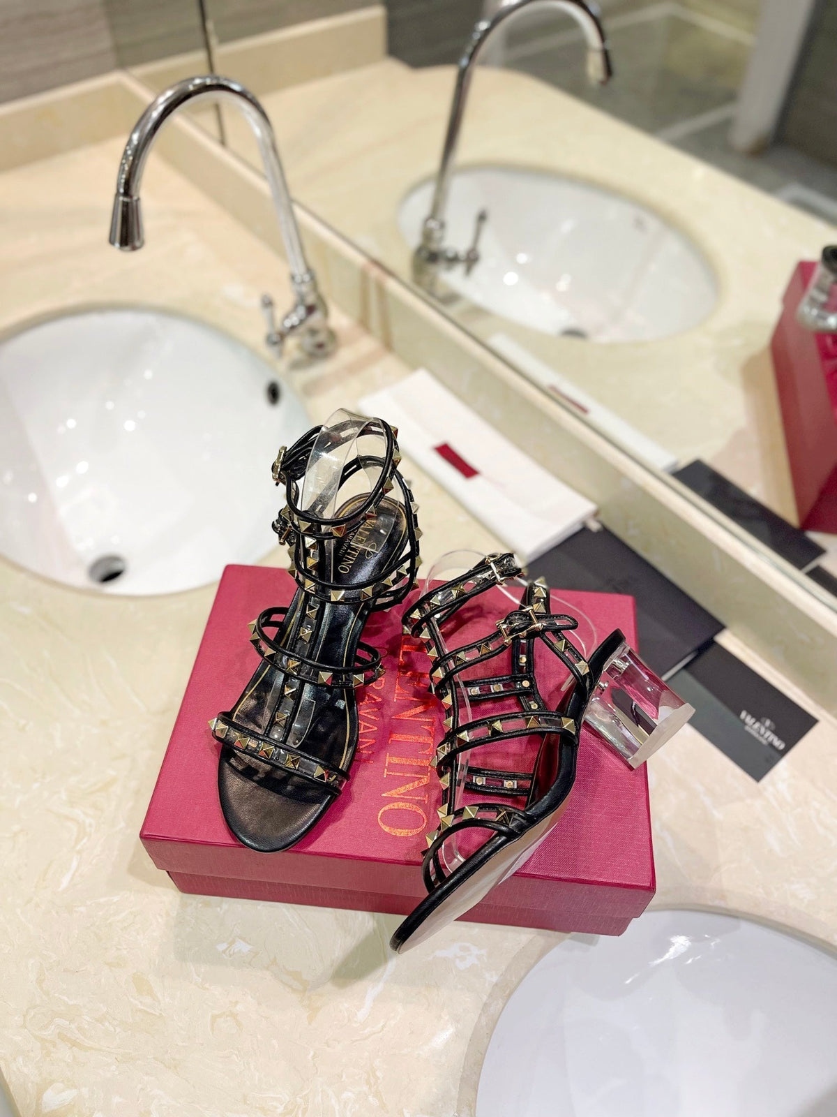 ROCKSTUD SANDAL WITH STRAP IN BLACK CALFSKIN 60 MM