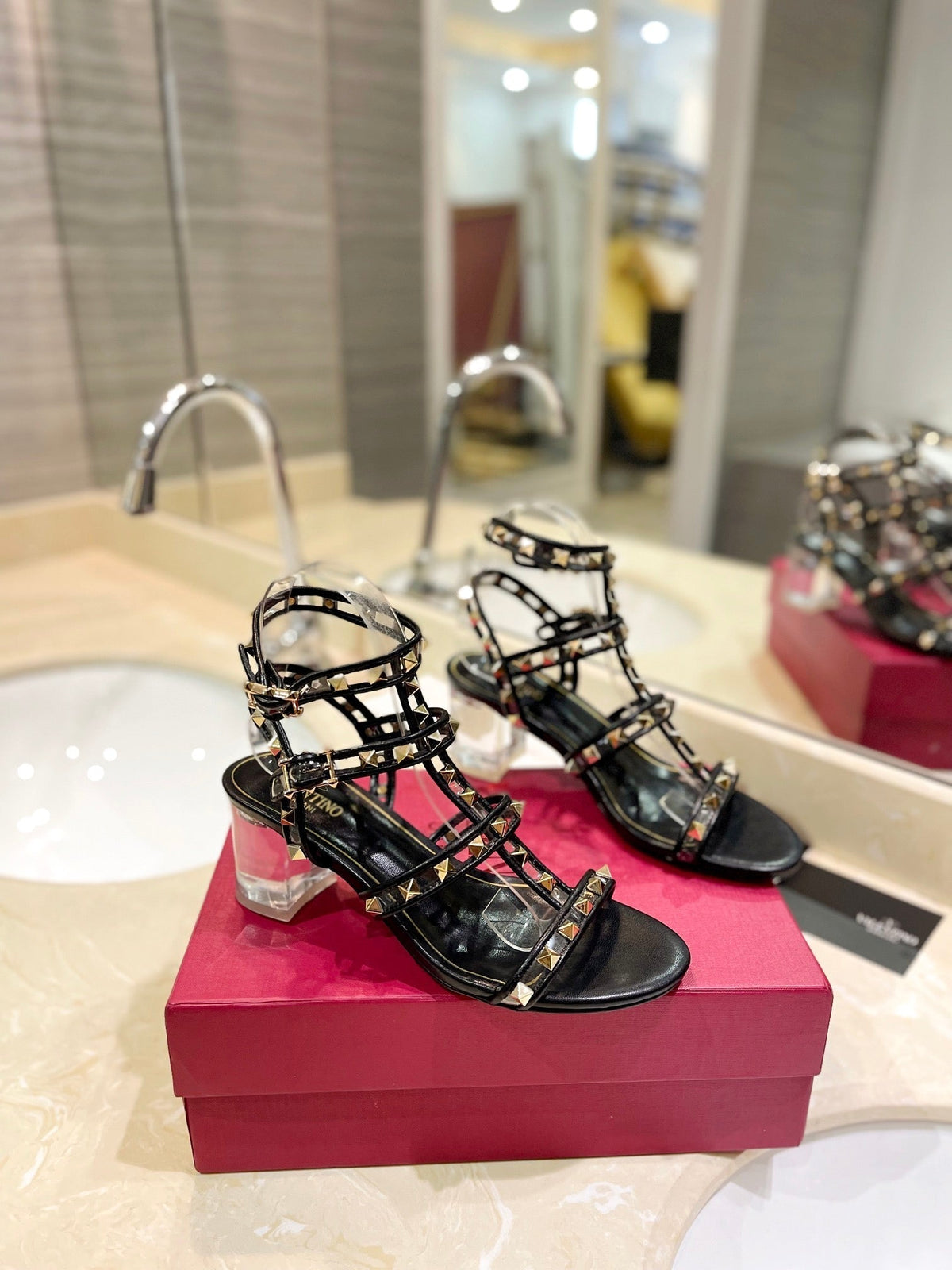 ROCKSTUD SANDAL WITH STRAP IN BLACK CALFSKIN 60 MM