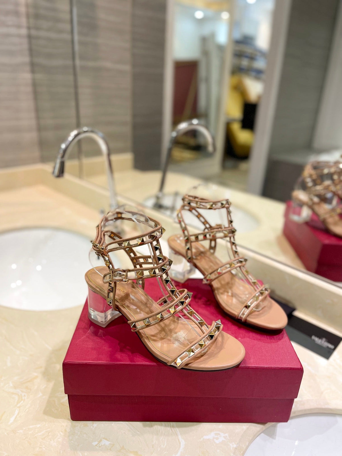 ROCKSTUD SANDAL WITH STRAP IN CAMEL BROWN CALFSKIN 60 MM