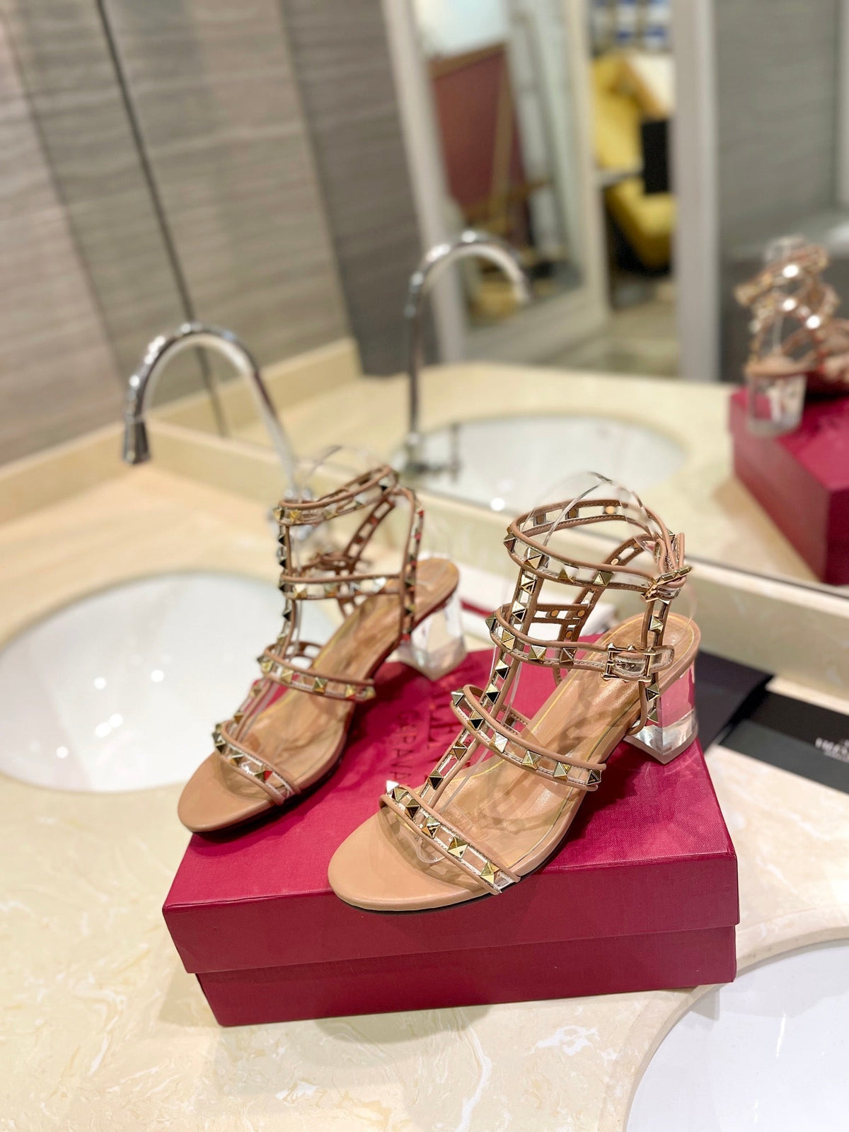 ROCKSTUD SANDAL WITH STRAP IN CAMEL BROWN CALFSKIN 60 MM
