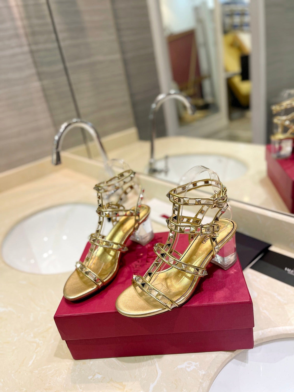 ROCKSTUD SANDAL WITH STRAP IN GOLD CALFSKIN 60 MM