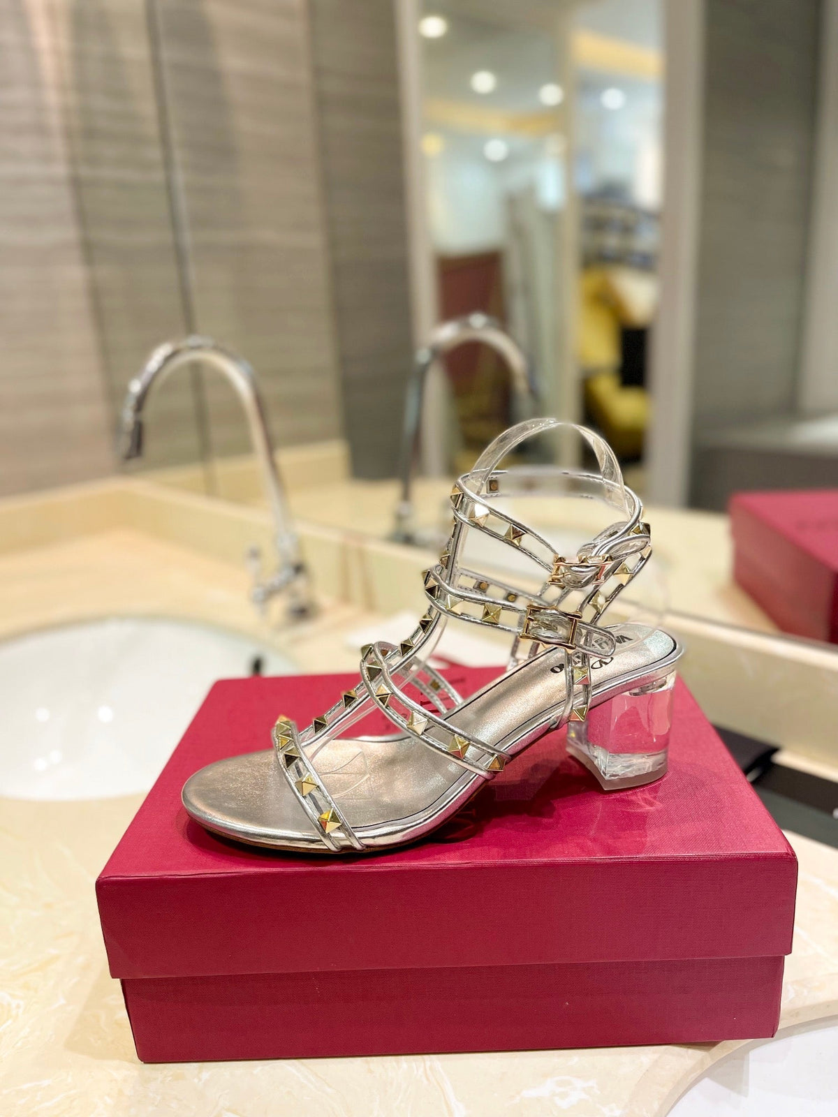 ROCKSTUD SANDAL WITH STRAP IN SILVER CALFSKIN 60 MM