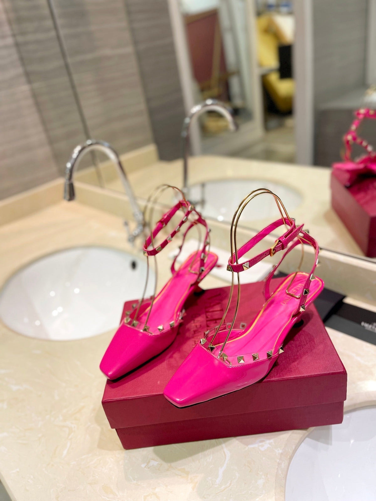 ROCKSTUD SLINGBACK IN BRIGHT PINK CALFSKIN 50MM