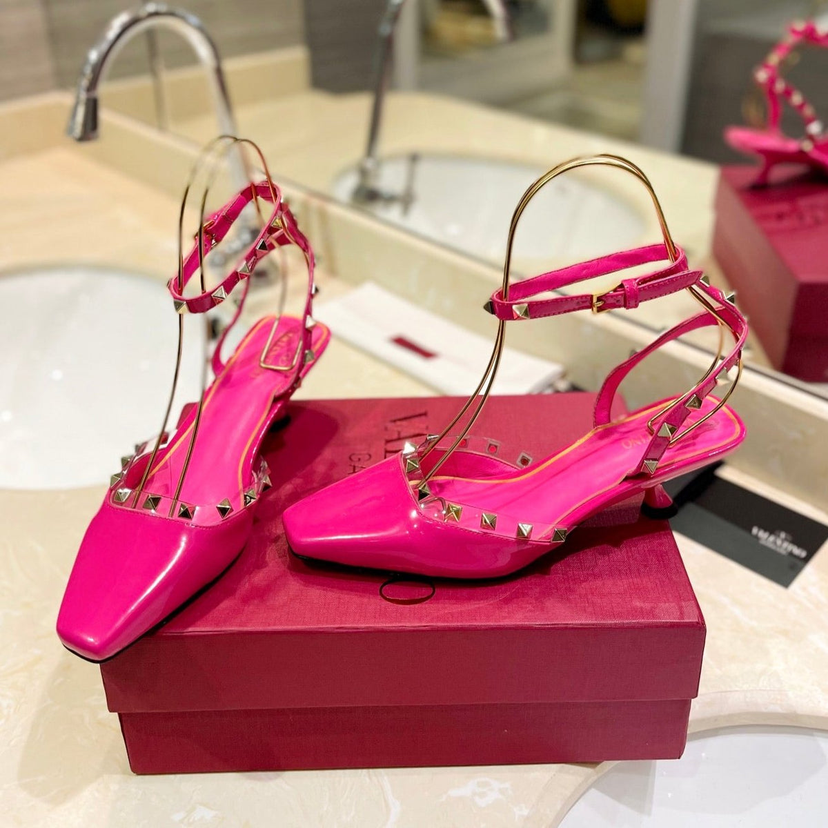 ROCKSTUD SLINGBACK IN BRIGHT PINK CALFSKIN 50MM