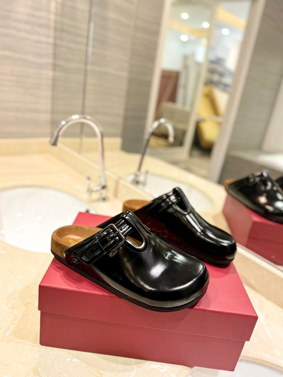 FUSSFRIEND BLACK PATENT CALFSKIN LEATHER SABOT
