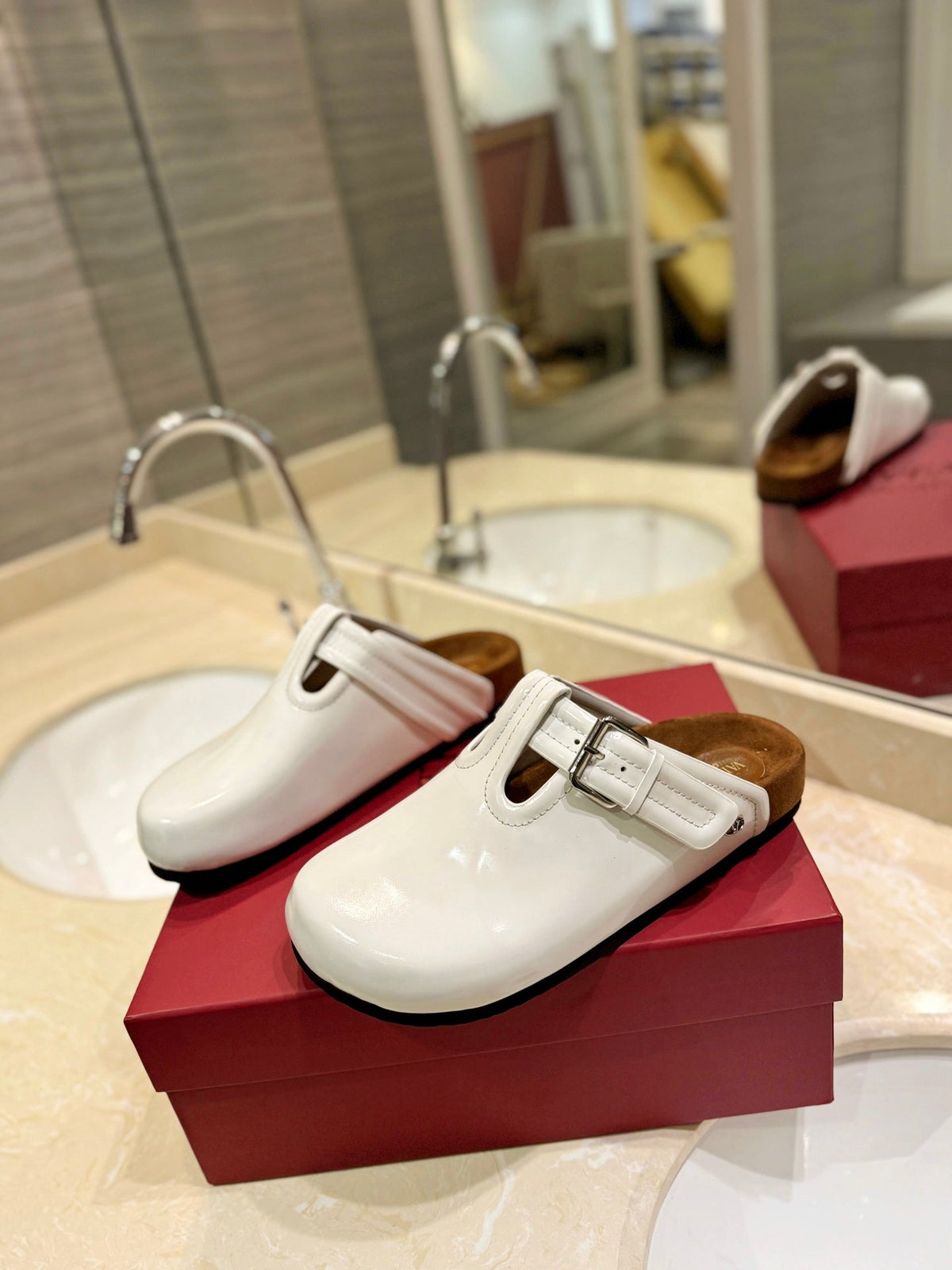 FUSSFRIEND WHITE PATENT CALFSKIN LEATHER SABOT