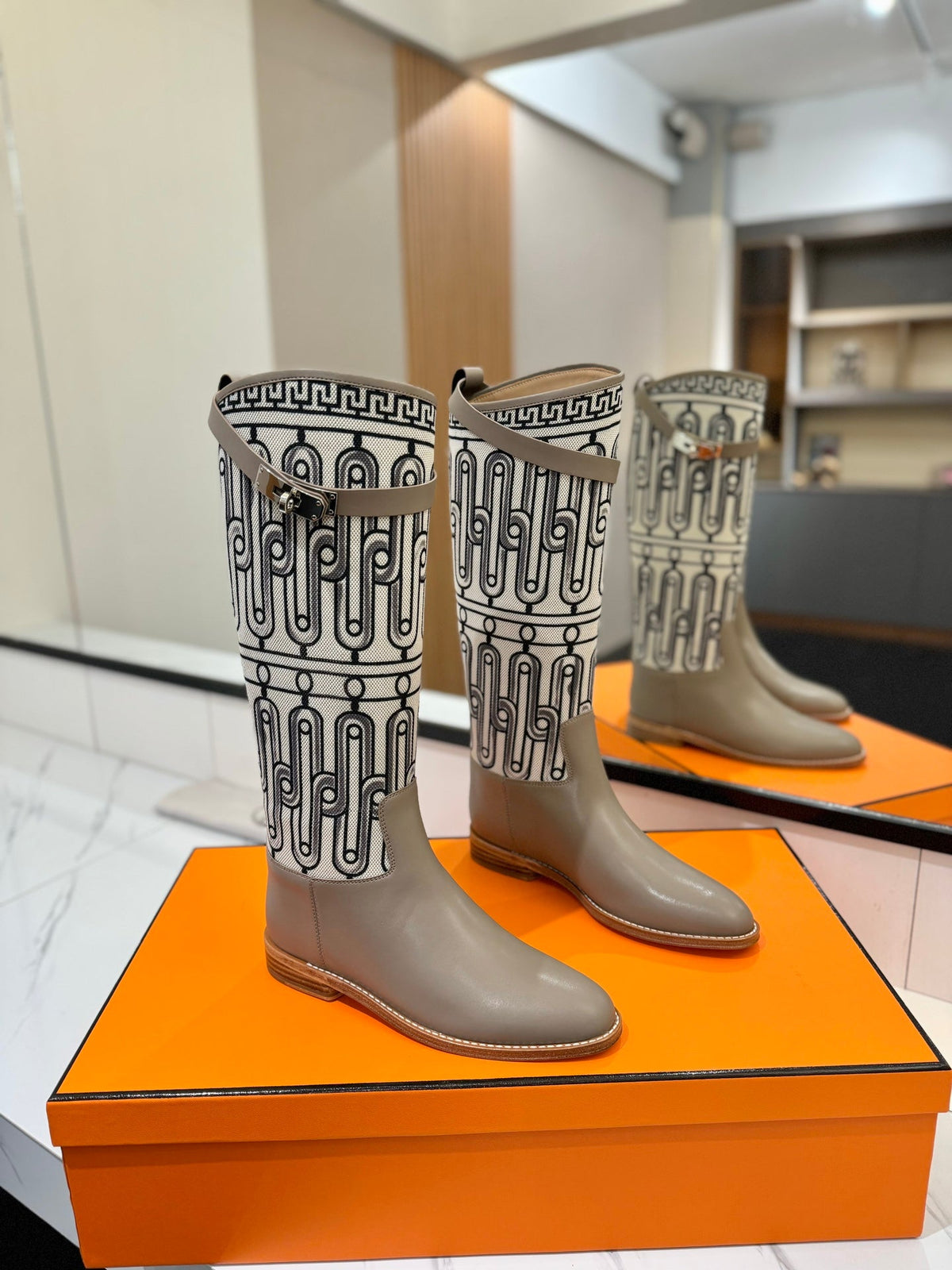 JUMPING BOOT 2 CM IN PASTEL GRAY CALFSKIN AND BLACK MIX WHITE FABRIC