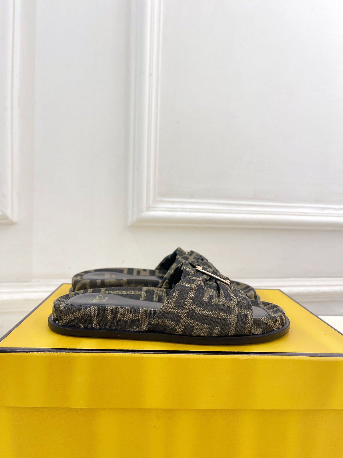 FENDI FLAT SLIPPER IN CEDAR BROWN MIX BLACK MONOGRAM JACQUARD FABRIC WITH GOLD HARDWARE