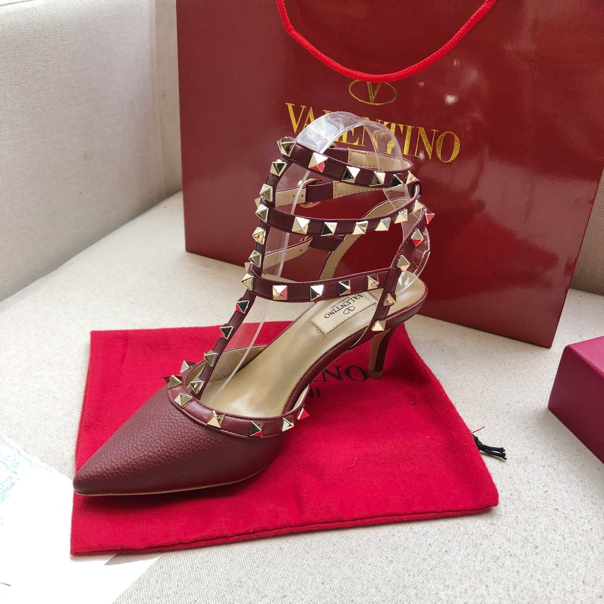 ROCKSTUD SANGRIA RED METALLIC CALFSKIN ANKLE STRAP HIGH SANDAL
