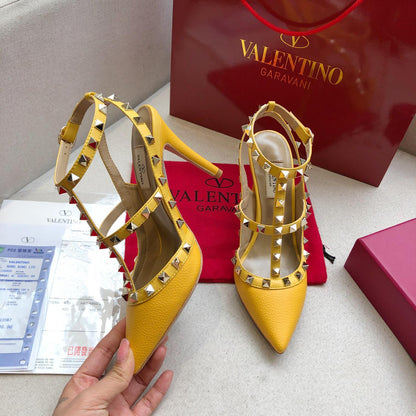 ROCKSTUD GOLDEN YELLOW METALLIC CALFSKIN ANKLE STRAP HIGH SANDAL