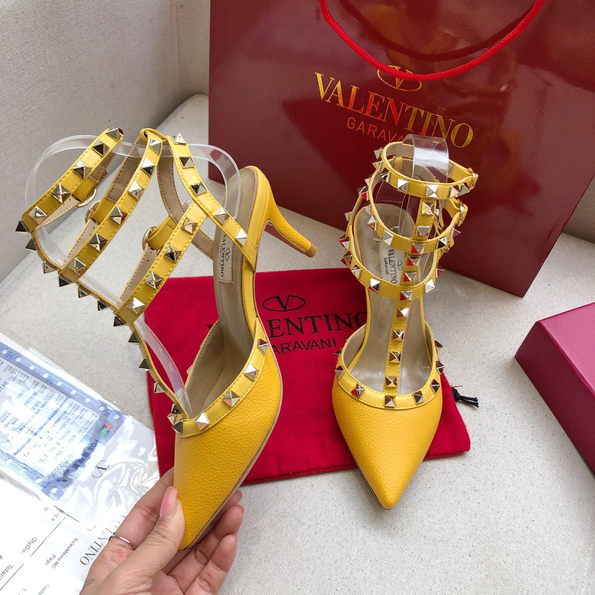 ROCKSTUD GOLDEN YELLOW METALLIC CALFSKIN ANKLE STRAP HIGH SANDAL